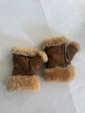 UGG Shearling Convertible Mittens in Chestnut Brown